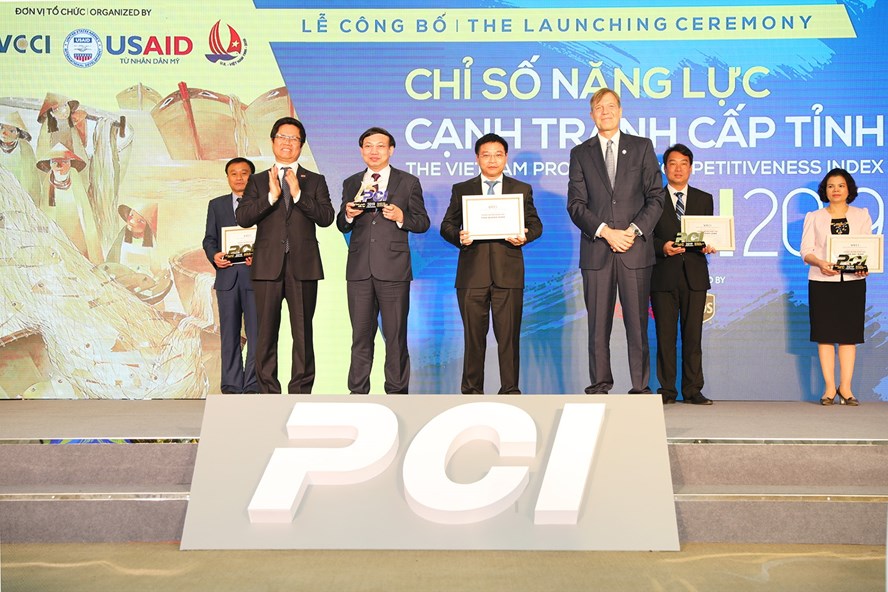 Bí thư tỉnh ủy Quảng Ninh Nguyễn Xuân Ký và Chủ tịch UBND tỉnh Quảng Ninh Nguyễn Văn Thắng lên nhận cúp quán quân PCI 2019